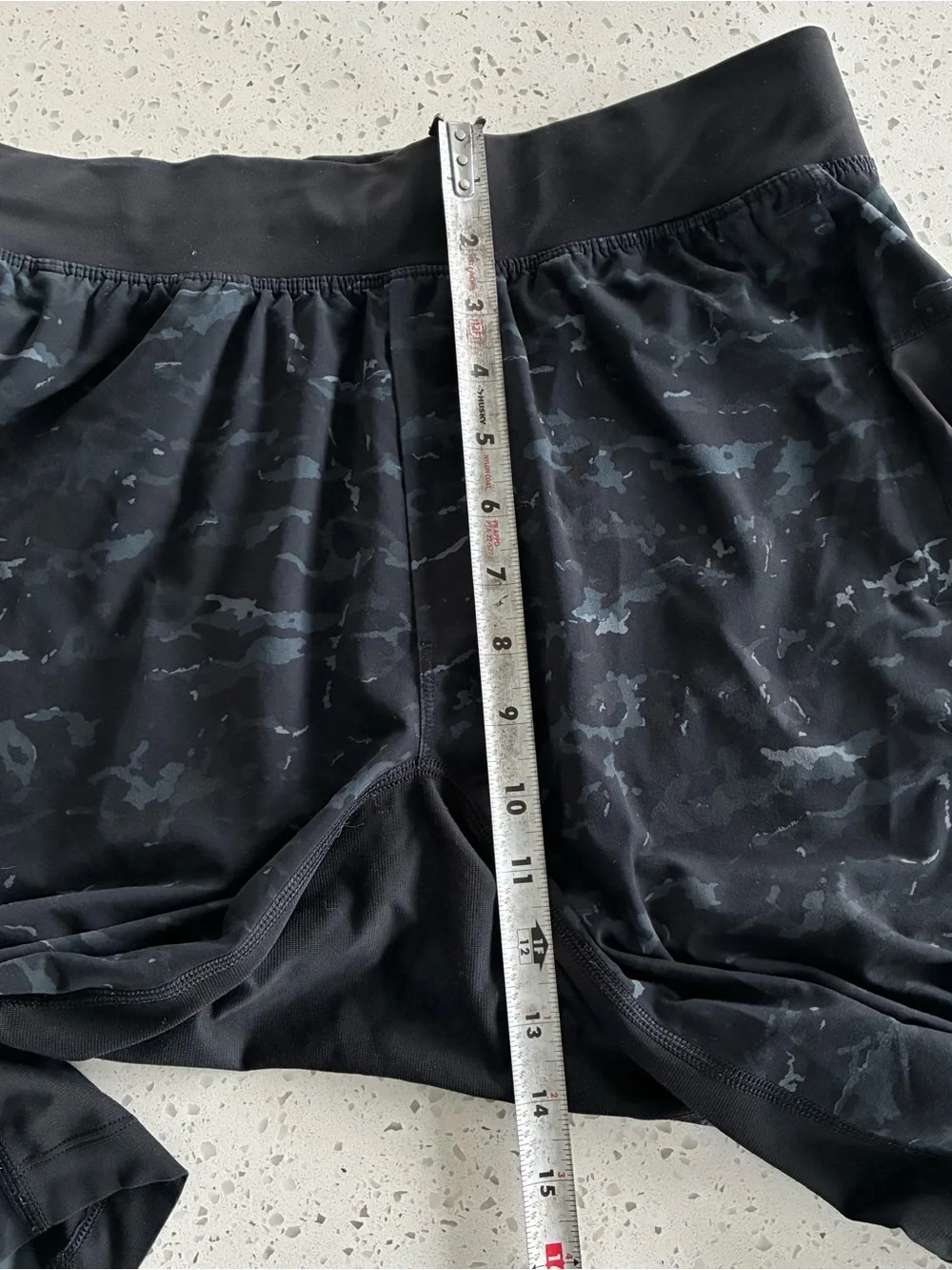 000 - MENS LULULEMON ATHLETICA BLACK CAMO ATHLETIC GYM SHORT